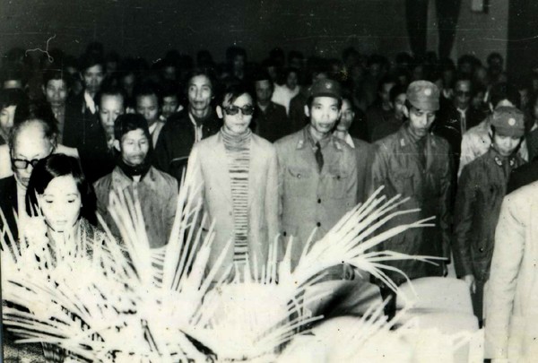 Phút mặc niệm Nhà thơ Xuân Diệu tại Hội nghị những người viết văn trẻ toàn quốc lần thứ III, tháng 12 năm 1985 (hàng đầu, từ phải qua trái): Ngô Vĩnh Bình, Nguyễn Quốc Trung, Đặng Vương Hưng, Đỗ Chu…