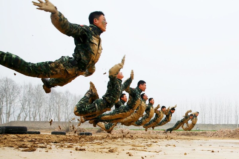 Ấn tượng trong tuần: Trẻ tị nạn, thời trang nội y và “ở truồng” trượt tuyết ảnh 3