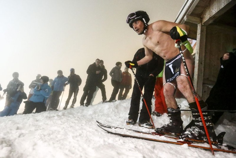 Thí sinh cuộc đua "Naked Slalom Skirace" tại khu nghỉ trượt tuyết Steinach am Brenner, Áo