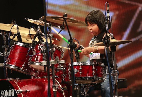 Ngạc nhiên xem nhạc sĩ Huy Tuấn vái lạy cậu bé 9 tuổi