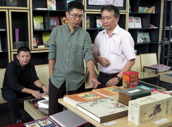 Nhà sưu tập Yên Ba đang giới thiệu triển lãm của mình với ông Phan Thành Nhơn - cũng là một nhà sưu tập Tam Quốc nổi tiếng ở TPHCM - Ảnh: L.Điền