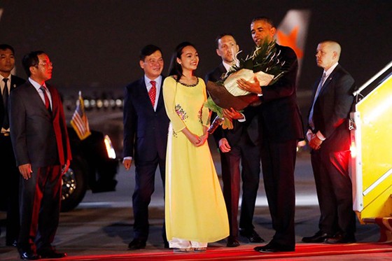 Trần Mỹ Linh vinh dự được chọn làm người tặng hoa cho Tổng thống Obama. Ảnh: Reuters