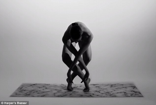 Video: Yoga khoả thân nghệ thuật hút hồn người xem ảnh 10