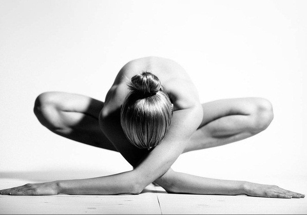  Những bức ảnh trắng đen nghệ thuật chụp ảnh người mẫu tập yoga nudehoàn toàn, nhưng không hề lộ các phần nhạy cảm gây phản cảm.