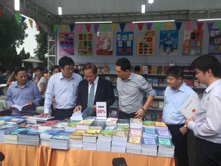 Lãnh đạo Bộ Thông tin và Truyền thông tham quan gian hàng sách tại Ngày sách Việt Nam