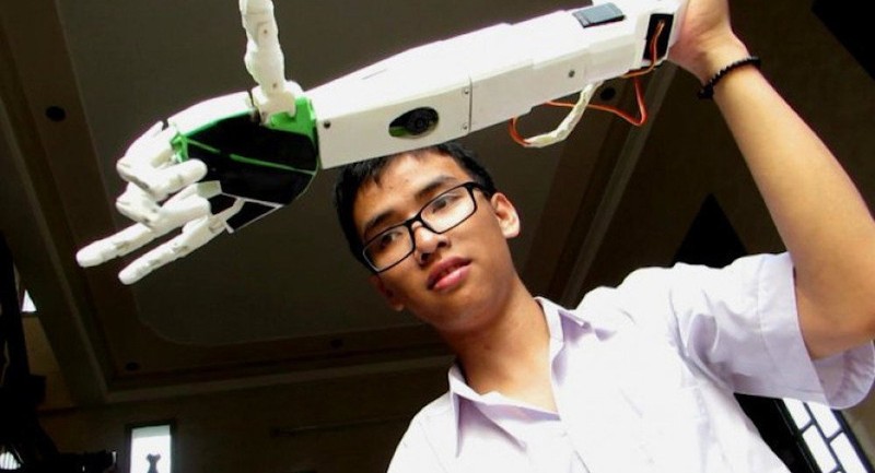 Phạm Huy với tác phẩm Cánh tay robot dành cho người khuyết tật.