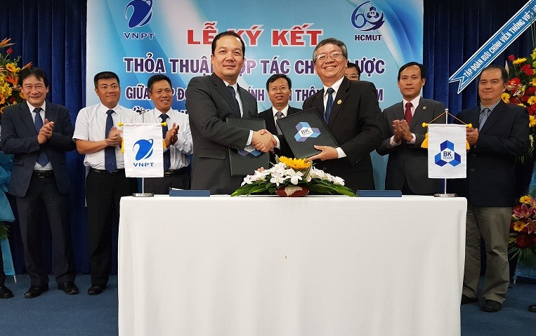 Tổng Giám đốc Tập đoàn Phạm Đức Long (bên trái) và GS.TS. Vũ Đình Thành  Hiệu trưởng Trường Đại học Bách khoa Tp HCM ký kết thỏa thuận hợp tác toàn diện giữa hai bên. Ảnh: T.Q