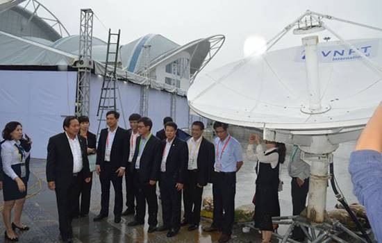 Bộ trưởng Bộ TT&TT Trương Minh Tuấn kiểm tra hệ thống thông tin vệ tinh của VNPT lắp đặt tại Trung tâm báo chí quốc tế APEC (Nguồn ảnh: VNPT)