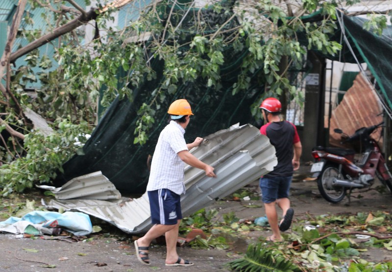 Người dân Khánh Hòa vẫn đang rất vất vả khắc phục những thiệt hại do bão 12 thì lại phải ứng phó khẩn với cơn bão số 14 đang tiến sát. Ảnh: Báo Khánh Hoà.
