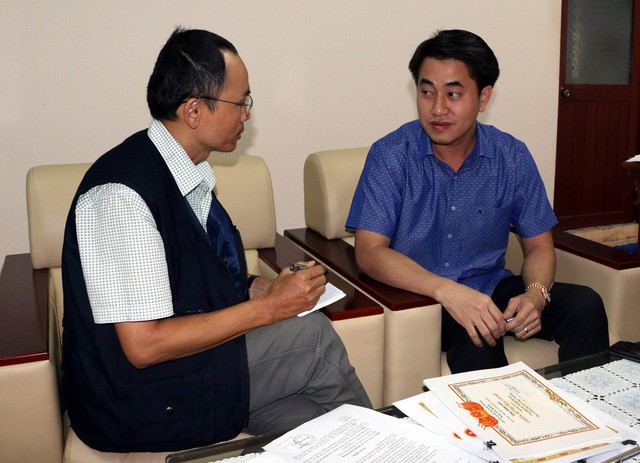 Ông Huỳnh Thanh Phong, Giám đốc Sở Công Thương Hậu Giang (phải) trả lời phỏng vấn phóng viên TTXVN. (Ảnh: Duy Khương - TTXVN)