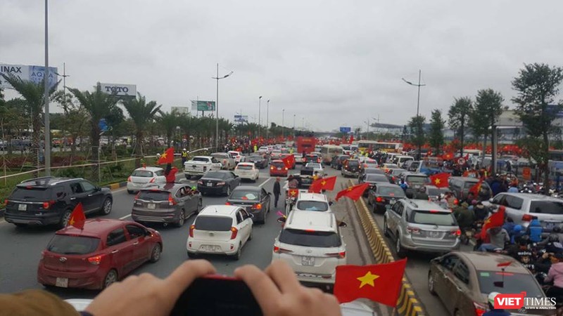 Hàng vạn người đội mưa rét, đứng dọc 30km đón mừng U23 Việt Nam ảnh 14