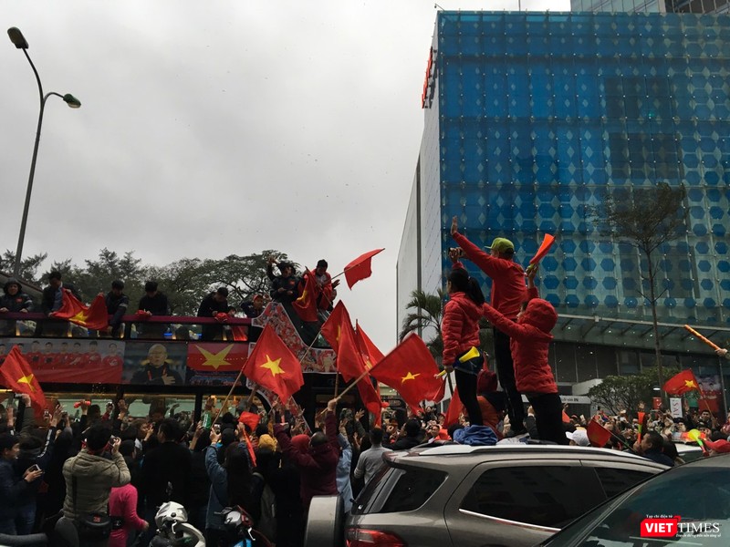 Hàng vạn người đội mưa rét, đứng dọc 30km đón mừng U23 Việt Nam ảnh 64