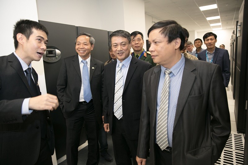 Thứ trưởng Bộ TT-TT Phạm Hồng Hải thăm Data Center đạt tiêu chuẩn PCI DSS của CMC Telecom. Ảnh: MIC