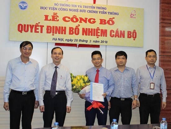 Lễ trao Quyết định bổ nhiệm chức vụ Viện trưởng Viện Kinh tế Bưu điện cho ông Trần Quang Huy.