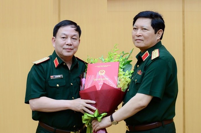 Thiếu tướng Lê Đăng Dũng (trái) nhận Quyết định phụ trách Chủ tịch kiêm Tổng Giám đốc Viettel ngày 31/7/2018