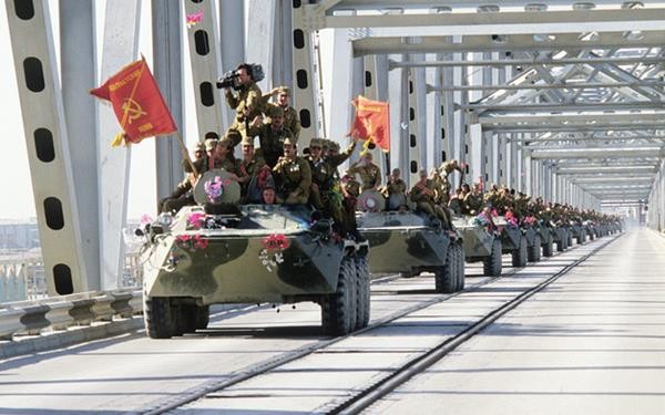 Liên Xô ý thức rất rõ về các rủi ro nếu can thiệp quân sự vào Afghanistan nhưng rốt cuộc họ vẫn chấp nhận đưa quân vào đó sau nhiều lần cân nhắc...