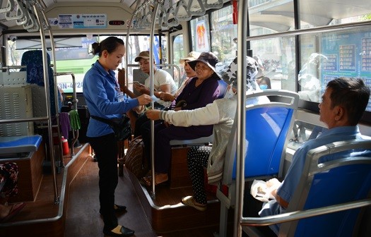 từ ngày 10/9, các đối tượng thuộc diện ưu tiên chỉ cần xuất trình chứng minh nhân dân hoặc thẻ căn cước công dân để được miễn phí xe buýt.