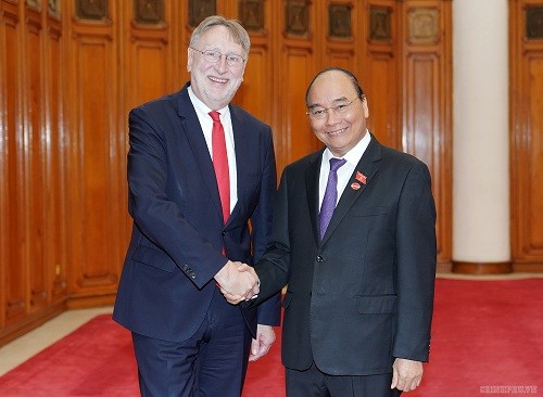 Thủ tướng Nguyễn Xuân Phúc và ông Lange Bernd, Trưởng Đoàn đại biểu Ủy ban Thương mại quốc tế của Nghị viện châu Âu (INTA)