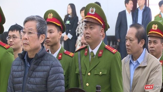 Cựu Bộ trưởng Nguyễn Bắc Son (áo khoác xanh) và cựu Bộ trưởng Trương Minh Tuấn (áo khoác xám) tại phiên tòa xét xử sơ thẩm Mobifone mua AVG.