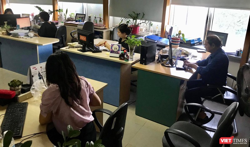 Các phóng viên, biên tập viên của Thời báo Kinh tế Việt Nam vẫn bám trụ tại tòa soạn, bất chấp lệnh giải thể - Ảnh chụp chiều ngày 16/7.
