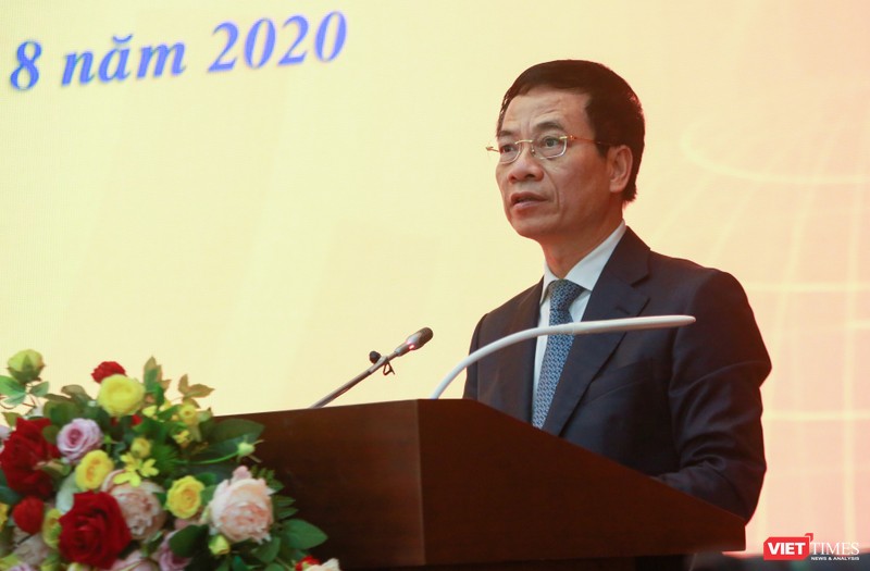 Bộ trưởng Bộ Thông tin và Truyền thông Nguyễn Mạnh Hùng phát biểu tại họp báo.