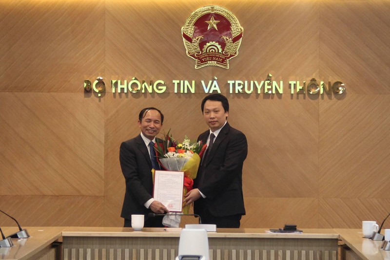 Thứ trưởng Nguyễn Huy Dũng trao quyết định cho ông Nguyễn Trọng Đường