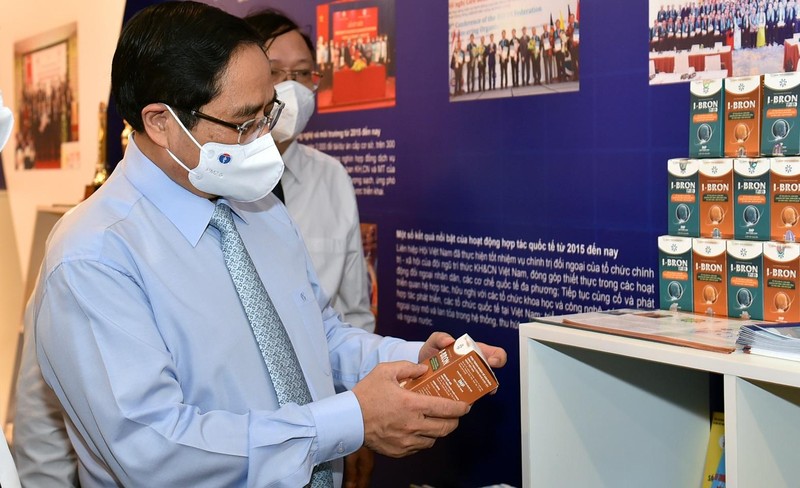 Thủ tướng xem và nghe giới thiệu về một sản phẩm KHCN bảo vệ sức khoẻ.