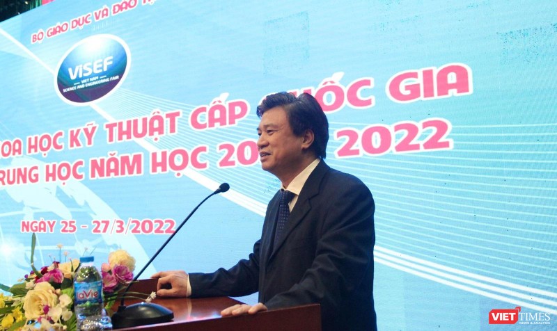 Thứ trưởng Bộ Giáo dục và Đào tạo Nguyễn Hữu Độ phát biểu tại lễ khai mạc. (Ảnh: Bộ GDĐT)