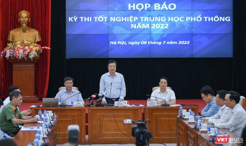 Thứ trưởng Bộ Giáo dục và Đào tạo Nguyễn Hữu Độ trong buổi học báo về kỳ thi tốt nghiệp THPT 2022 -chiều 8/7.
