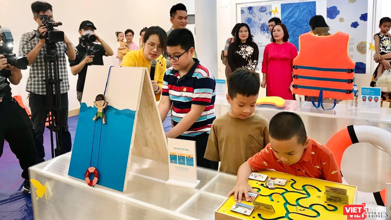 Trẻ được học hỏi kiến thức về phòng chống đuối nước qua trò chơi tại triển lãm.