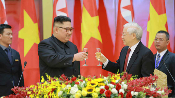 Ông Kim Jong Un cho rằng cần đẩy mạnh các chuyến thăm cấp Đảng và Chính phủ giữa hai nước nhằm thúc đẩy, phát triển hợp tác và giao lưu lên giai đoạn cao mới.
