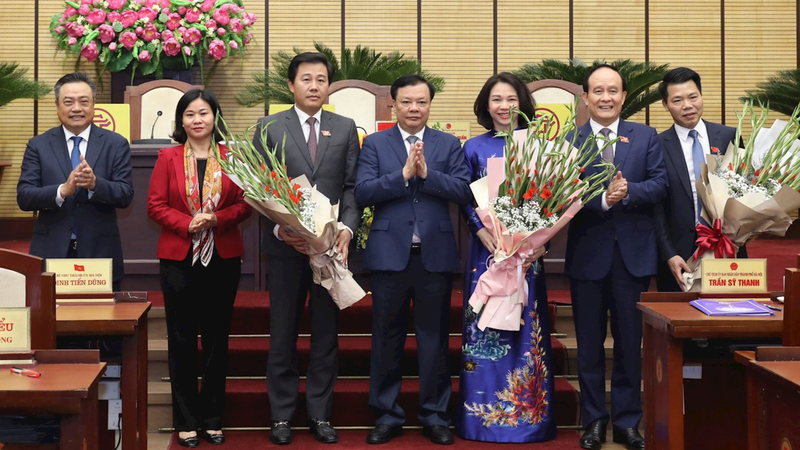 Bí thư Thành ủy Hà Nội Đinh Tiến Dũng và các lãnh đạo TP chúc mừng tân Phó Chủ tịch Vũ Thu Hà (thứ ba, phải sang) và các cán bộ vừa được bầu giữ các cương vị mới.