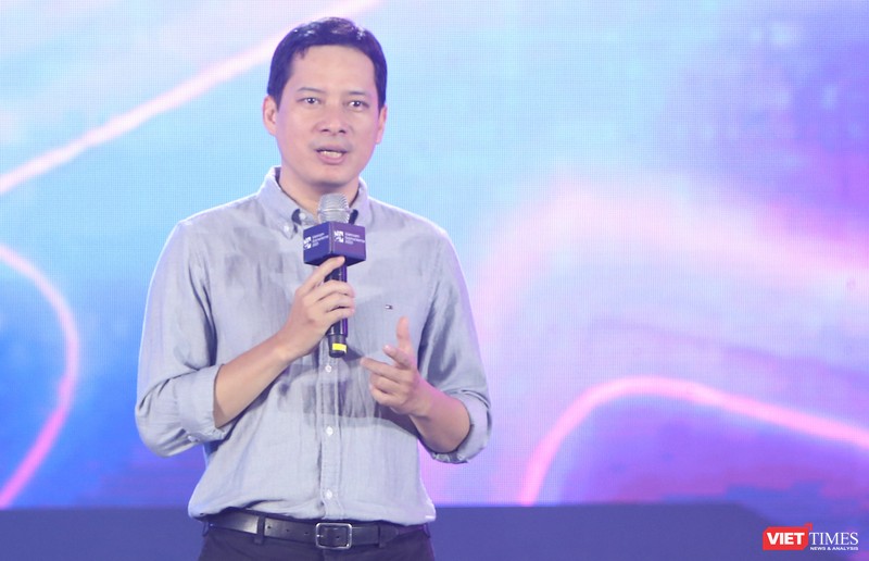 Cục trưởng Cục Phát thanh Truyền hình và Thông tin điện tử Lê Quang Tự Do trao đổi tại Ngày hội game Việt Nam 2023.