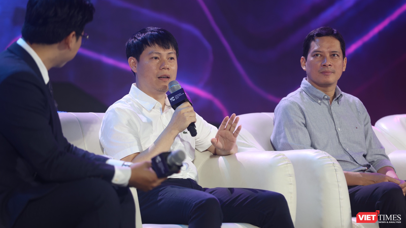 Tổng Giám đốc VTC Nguyễn Ngọc Bảo và Cục trưởng Cục Phát thanh, Truyền hình & Thông tin điện tử Lê Quang Tự Do trao đổi tại Diễn đàn Game Việt Nam.