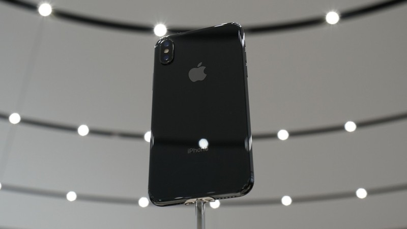Nửa đêm qua theo giờ Việt Nam, phó giám đốc marketing của Apple là Phil Schiller đã công bố về iPhone X. (Ảnh: Mashable)