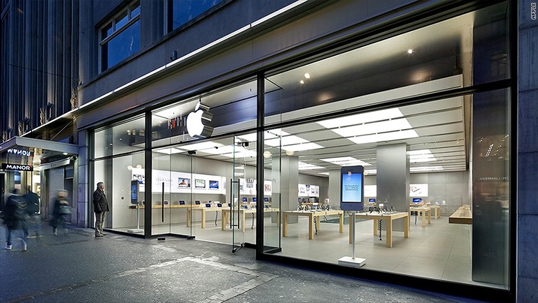 Cửa hàng Apple tại Zurich đã phải sơ tán vì pin một chiếc iPhone bốc khói. (Ảnh: CNN)