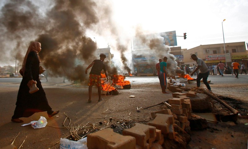 Người biểu tình chặn đường bằng cách đốt lốp xe và lát đá ở Khartoum (Ảnh: Getty)