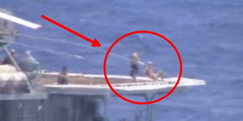Hình ảnh cắt từ clip cho thấy các thủy thủ Nga đang tắm nắng trên tàu khu trục Đô đốc Vinogradov (Ảnh: Business Insider)