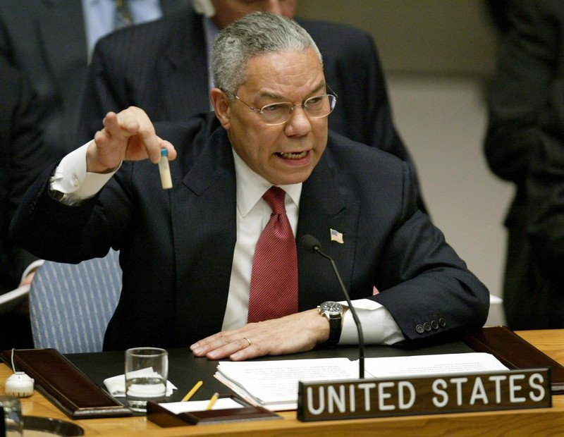 Cựu Ngoại trưởng Mỹ Colin Powell cầm chiếc ống chứa bột trắng như bằng chứng chống lại chính quyền Saddam Hussein (Ảnh: RT)