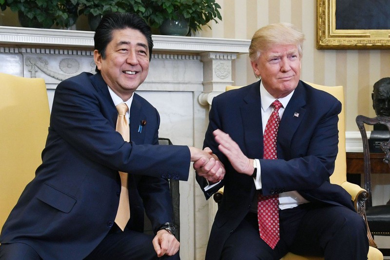 Tổng thống Mỹ Donald Trump và Thủ tướng Nhật Shinzo Abe trong một cuộc gặp tại Nhà Trắng (Ảnh: SCMP)