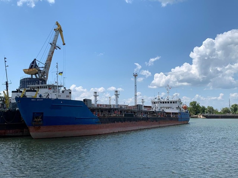 Tàu chở dầu Nika Spirit của Nga đang neo đậu tại cảng Izmail của Ukraine (Ảnh: Washington Post)