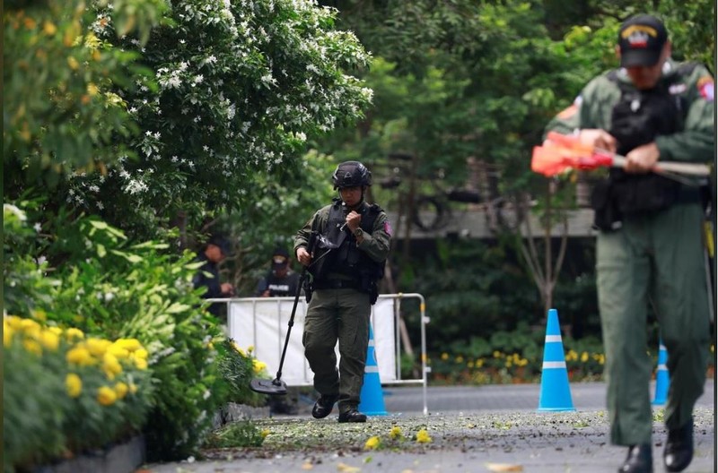 Đội rà phá bom mìn tiếp cận hiện trường một vụ nổ ở Bangkok, Thái Lan hôm 2/8 (Ảnh: Reuters)