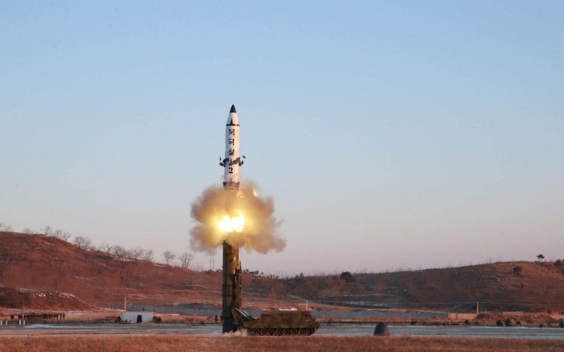 Triều Tiên phóng thêm 2 vật thể được cho là tên lửa đạn đạo tầm ngắn (Ảnh: Reuters)
