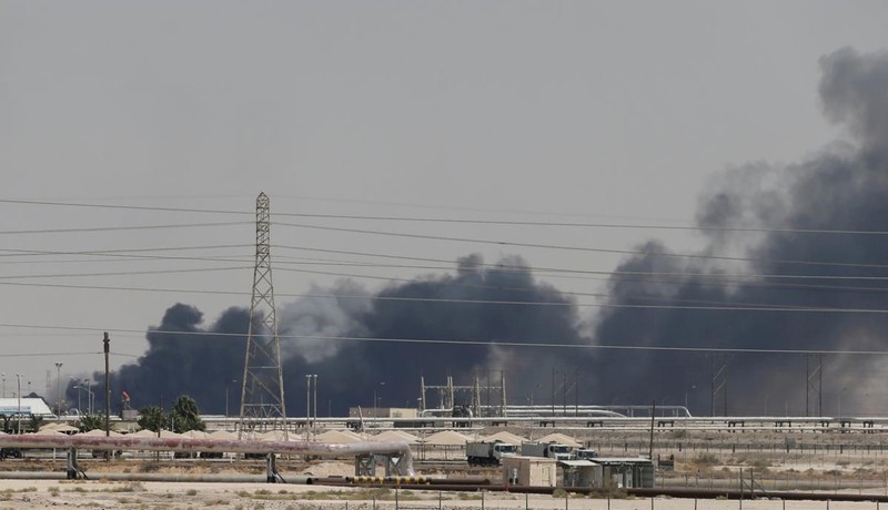 Khói bốc lên sau đòn không kích tại cơ sở dầu Abqaiq của Arab Saudi (Ảnh: Reuters)
