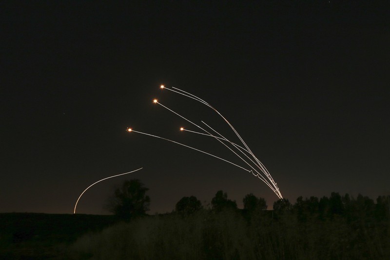 Hệ thống Vòm Sắt của Israel đánh chặn các rocket phóng từ Dải Gaza gần Sderot, Israel hồi tháng 5 năm nay (Ảnh: AP)