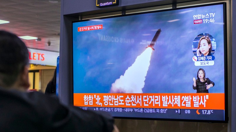 Người dân Hàn Quốc theo dõi một vụ phóng tên lửa của Triều Tiên qua truyền hình (Ảnh: Yonhap)