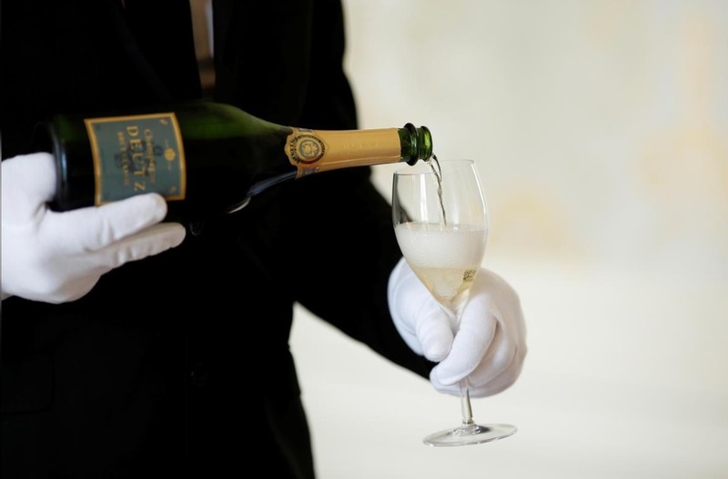 Rượu Champagne của Pháp nằm trong số các mặt hàng sắp bị Mỹ áp thuế 100% (Ảnh: Reuters)