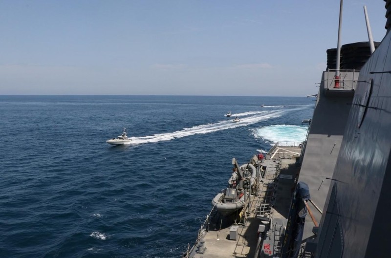 Tàu Iran áp sát tàu USS Paul Hamilton của Mỹ ở Vùng Vịnh vào ngày 15/4 (Ảnh: Reuters)
