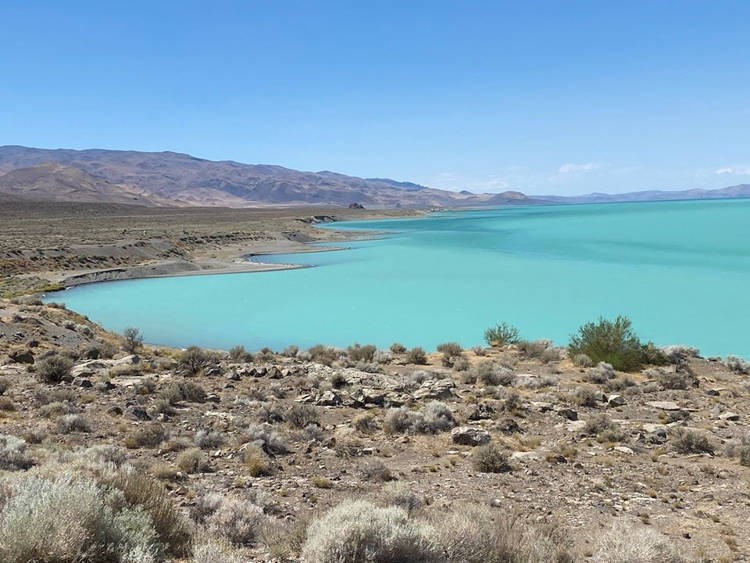 Màu xanh ngọc lam tuyệt đẹp của hồ Pyriamid (Ảnh: OC)