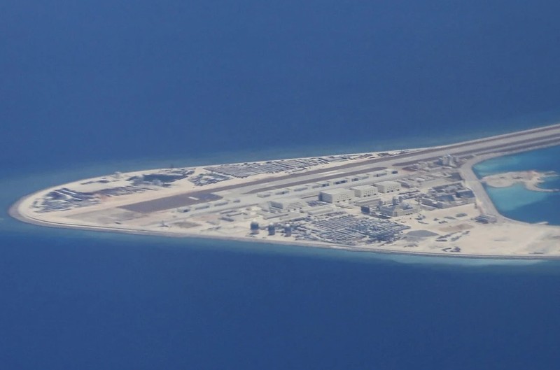 Từ năm 2014, Trung Quốc đã cho xây dựng trái phép các bãi cạn trên Biển Đông, biến chúng thành căn cứ quân sự (Ảnh: AP)